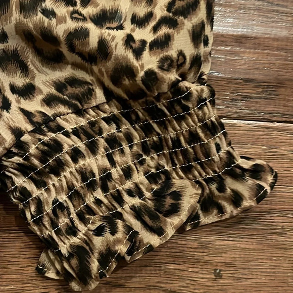 Superdown Lexi Smocked Crop Top in Leopard Size S - Picture 4 of 7